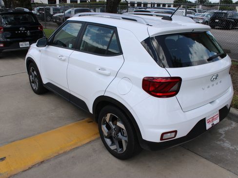 Used 2025 Hyundai Venue SEL FWD image 8