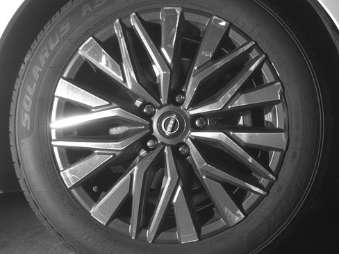 Used 2025 Nissan Altima 2.5 SV FWD image 13