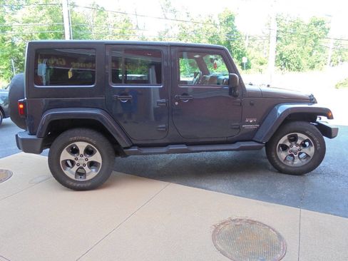 Used 2017 Jeep Wrangler Unlimited Sahara w/ Connectivity Group AWD/4WD image 2