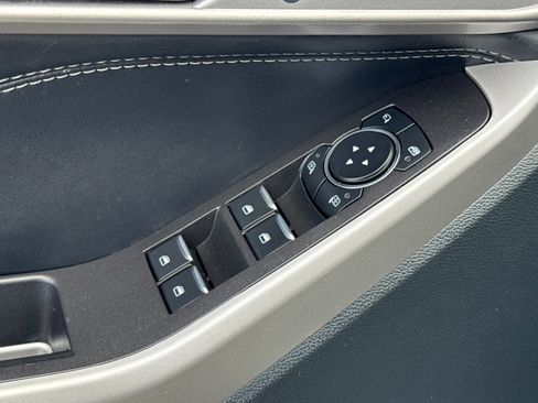 Used 2024 Ford Explorer Limited image 12