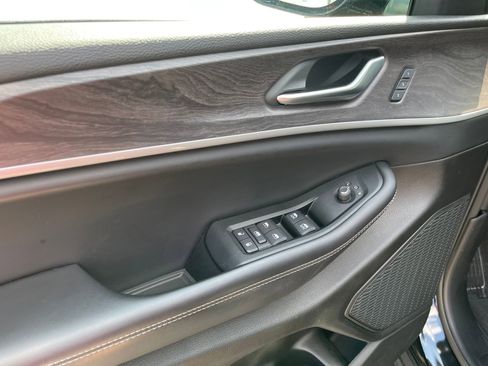 Used 2023 Jeep Grand Cherokee Limited w/ Black Appearance Package image 15