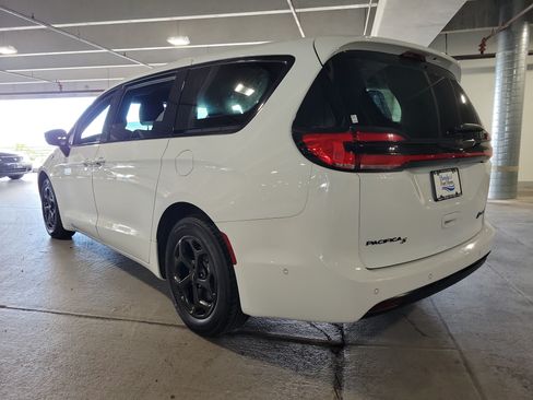 Used 2024 Chrysler Pacifica Limited FWD image 4