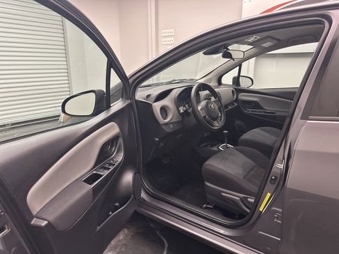 Used 2017 Toyota Yaris L image 5