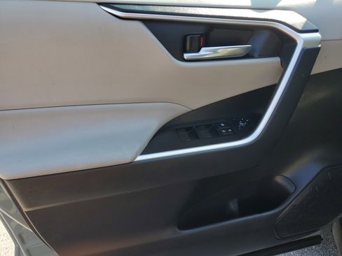 Used 2020 Toyota RAV4 XLE w/ Convenience Package FWD image 18