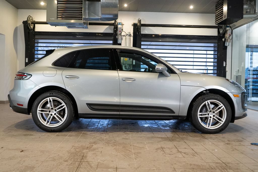 Certified 2025 Porsche Macan AWD/4WD image 10