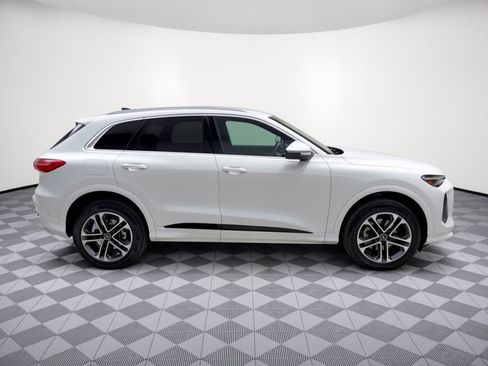 Certified 2025 Audi Q5 Premium w/ 19" Wheel Package AWD/4WD image 8