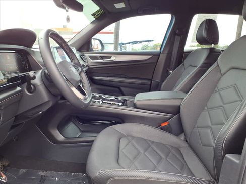 Used 2024 Volkswagen Atlas Cross Sport SE image 18
