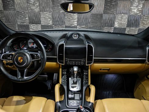 Used 2018 Porsche Cayenne S image 16