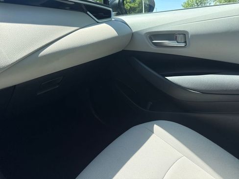 Used 2020 Toyota Corolla LE FWD image 17