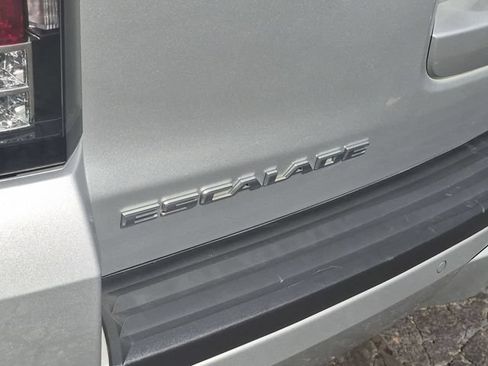 Used 2017 Cadillac Escalade ESV Luxury AWD/4WD image 10