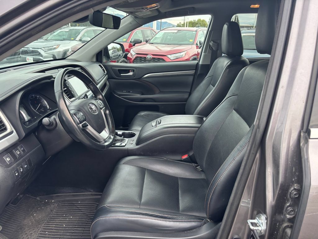 Used 2017 Toyota Highlander Limited Platinum AWD/4WD image 3