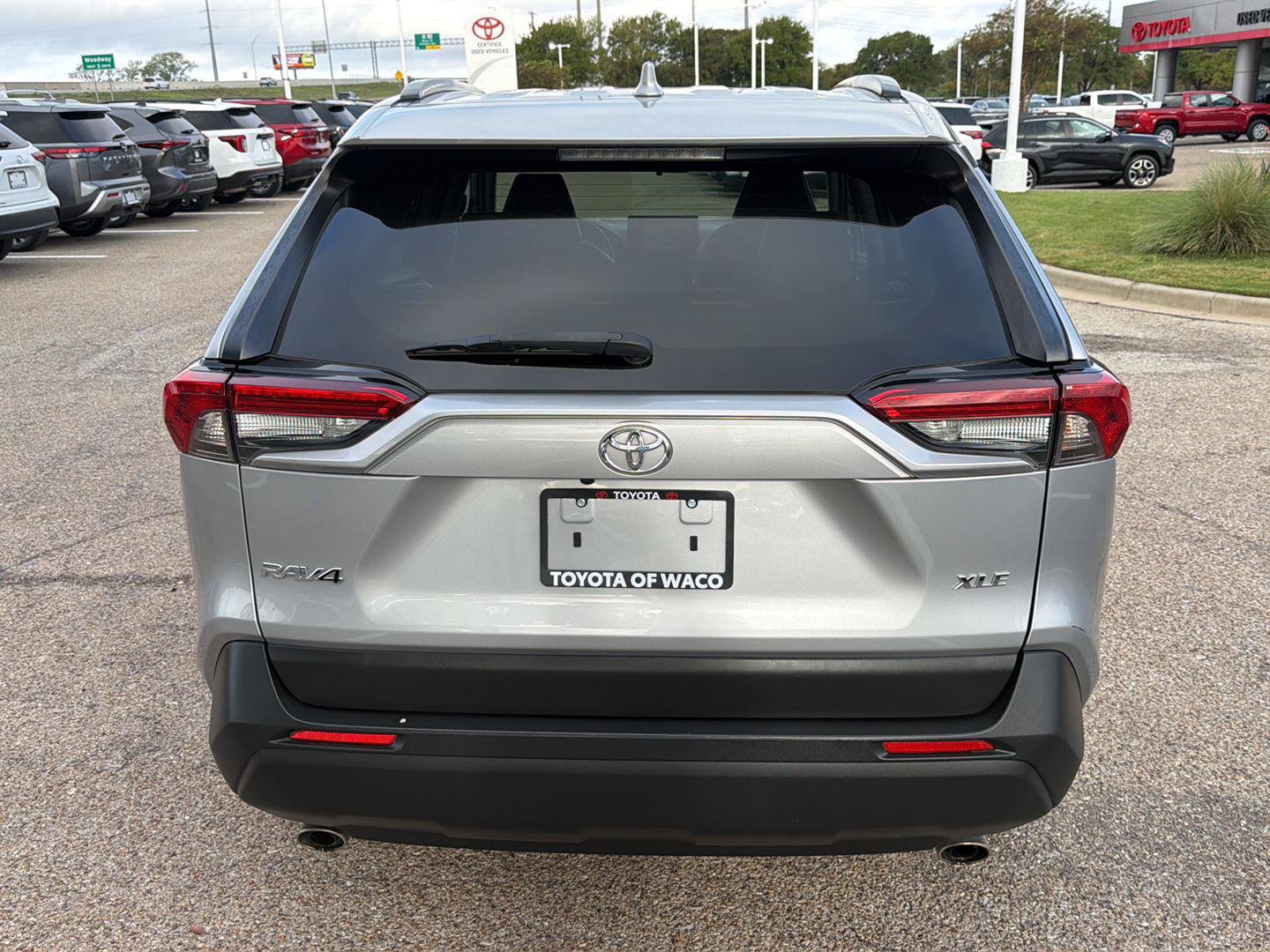 Used 2019 Toyota RAV4 XLE Premium w/ Cold Weather Package FWD image 4