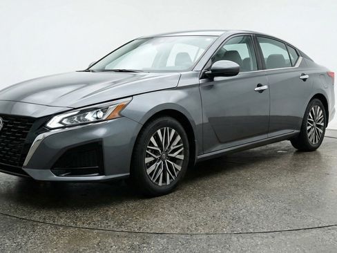 Used 2025 Nissan Altima 2.5 SV image 3
