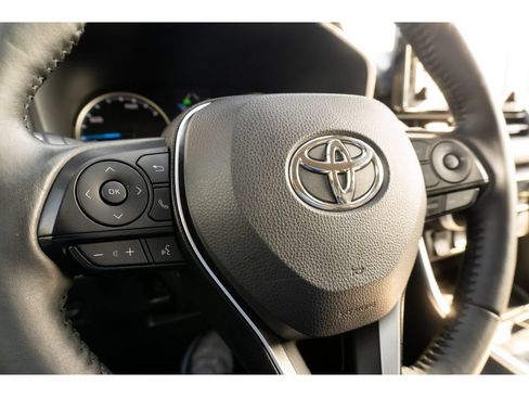 Used 2022 Toyota RAV4 XLE Premium AWD/4WD image 32