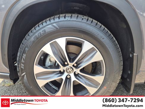 Certified 2024 Toyota Highlander XLE AWD/4WD image 9