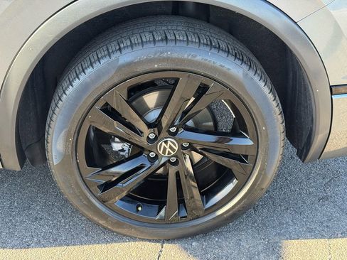 Used 2023 Volkswagen Tiguan SE R-Line image 9