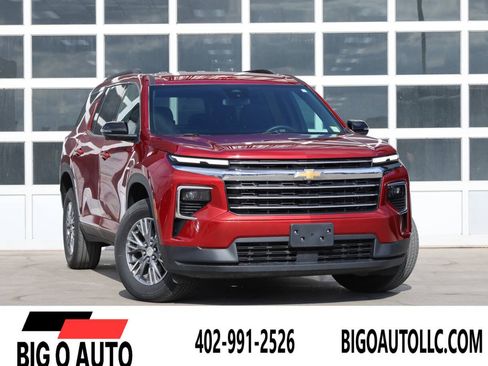 Used 2025 Chevrolet Traverse LT w/ Driver Confidence Package AWD/4WD image 1