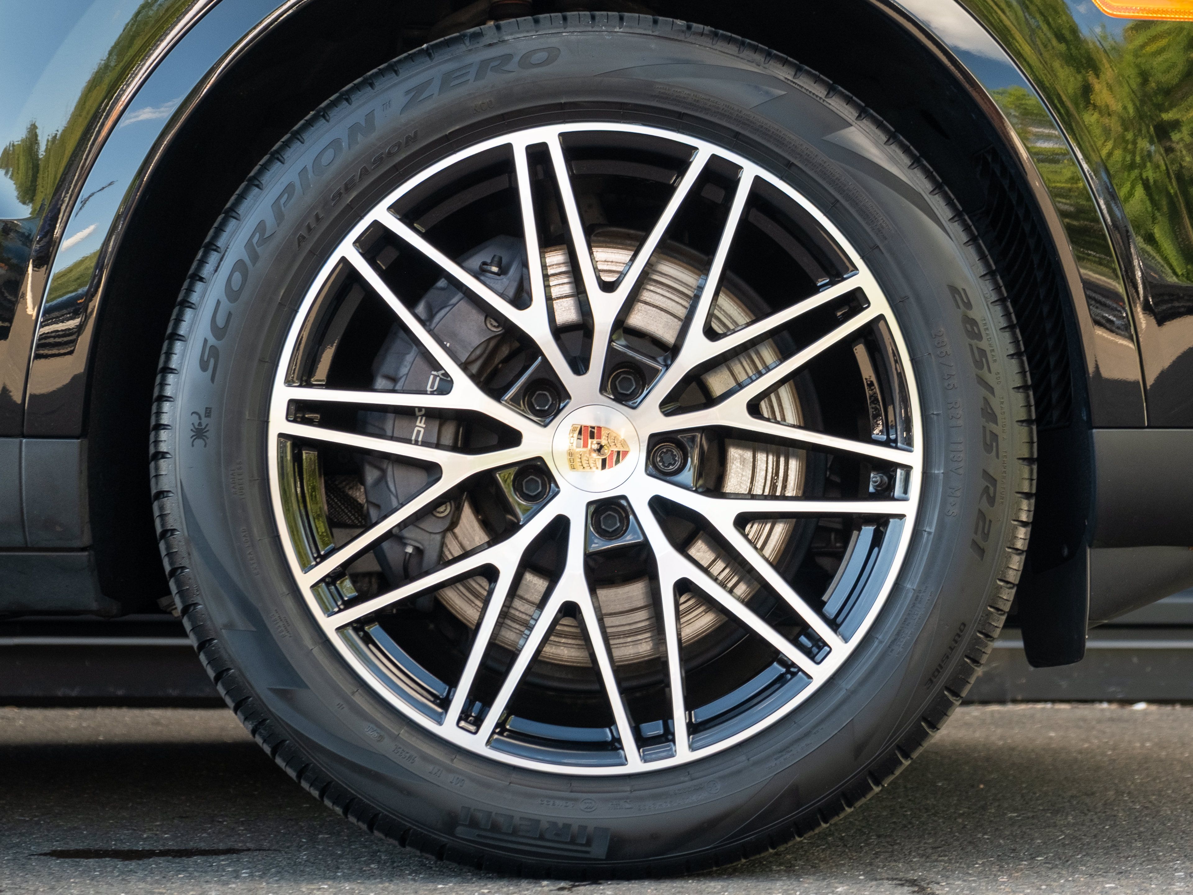 Certified 2025 Porsche Cayenne w/ Premium Package AWD/4WD image 15