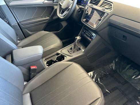 Used 2023 Volkswagen Tiguan SE w/ Panoramic Sunroof Package FWD image 16