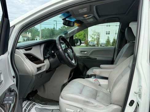 Used 2017 Toyota Sienna XLE w/ XLE Navigation Package FWD image 10