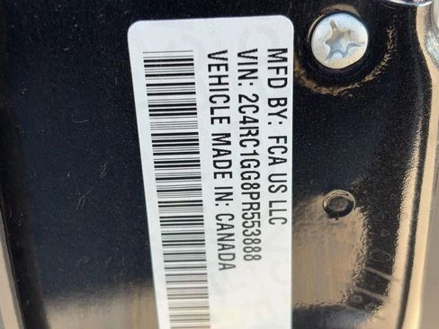 Used 2023 Chrysler Pacifica Limited image 27