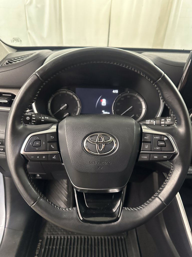 Used 2020 Toyota Highlander XLE AWD/4WD image 16