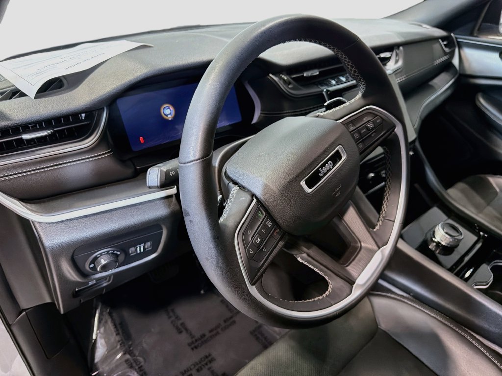 Used 2023 Jeep Grand Cherokee Altitude AWD/4WD image 11