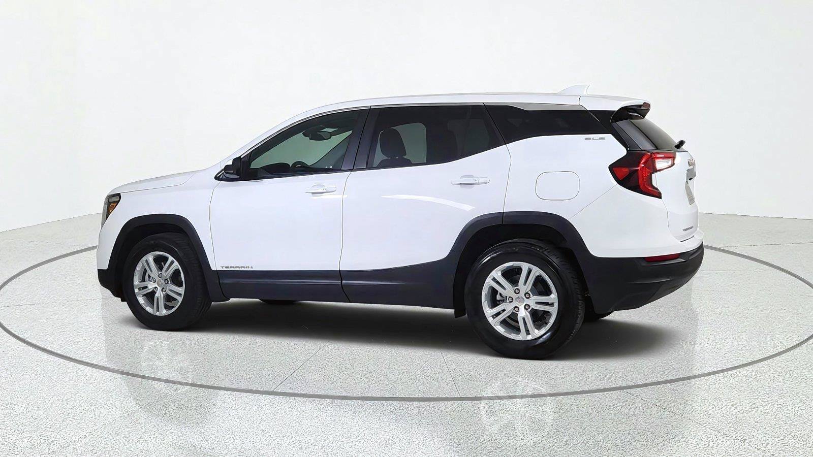 Used 2024 GMC Terrain SLE w/ LPO, Floor Liner Package AWD/4WD image 4