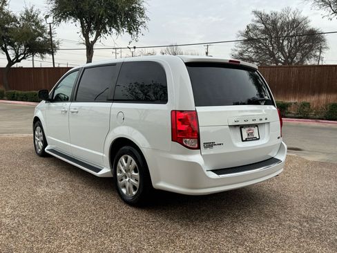 Used 2018 Dodge Grand Caravan SE w/ UConnect Hands-Free Group image 10