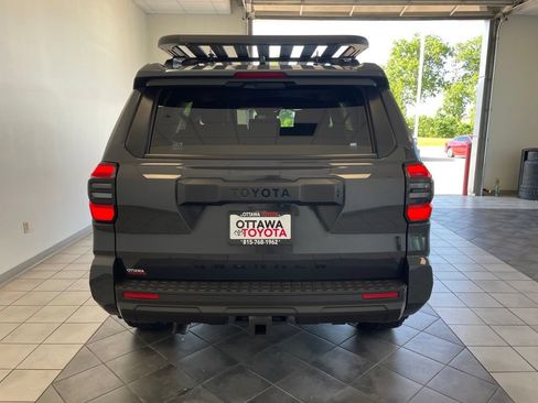 Used 2025 Toyota 4Runner SR5 AWD/4WD image 6
