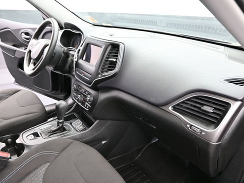 Used 2019 Jeep Cherokee Latitude w/ Popular Appearance Group FWD image 28