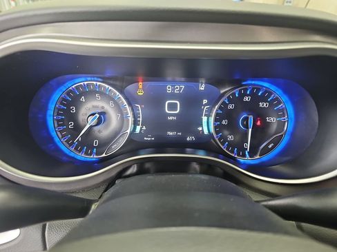 Used 2023 Chrysler Pacifica Touring-L FWD image 19