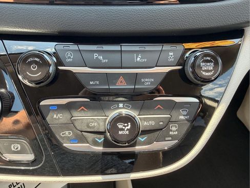Used 2023 Chrysler Pacifica Touring-L FWD image 24