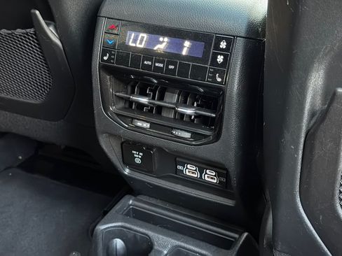 Used 2023 Jeep Grand Cherokee L Limited w/ Luxury Tech Group II AWD/4WD image 39