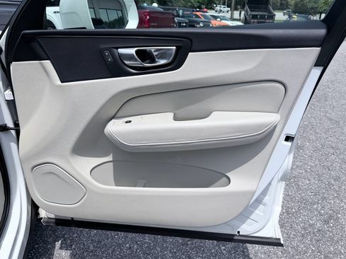 Used 2018 Volvo XC60 T6 Momentum w/ Convenience Package AWD/4WD image 29