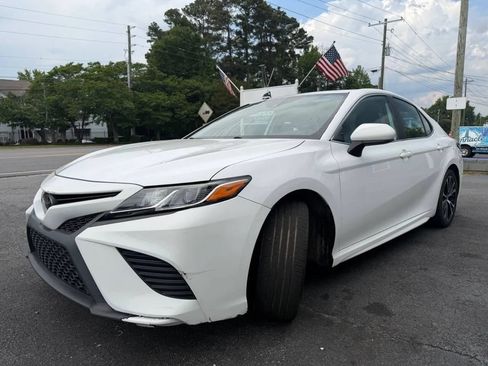 Used 2020 Toyota Camry SE FWD image 3