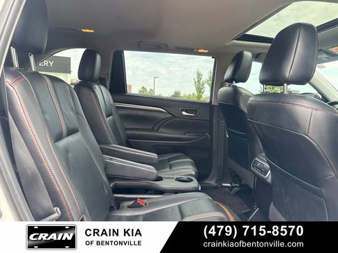 Used 2019 Toyota Highlander SE FWD image 11