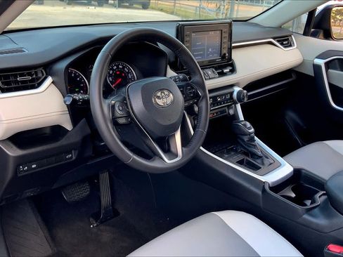 Used 2021 Toyota RAV4 XLE Premium image 16