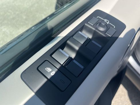 New 2025 Land Rover Discovery Metropolitan Edition image 11