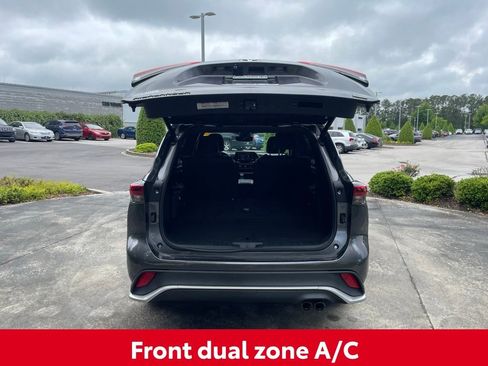 Used 2022 Toyota Highlander XSE FWD image 17