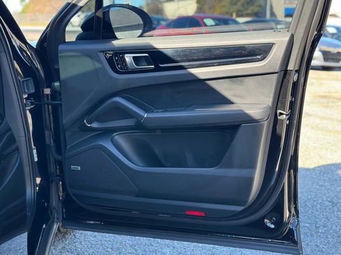 Used 2019 Porsche Cayenne E-Hybrid image 18