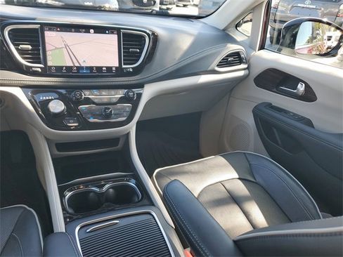 Used 2023 Chrysler Pacifica Limited image 15