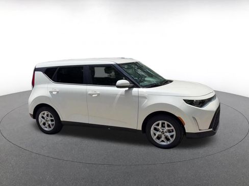 Used 2025 Kia Soul LX w/ LX Technology Package FWD image 2