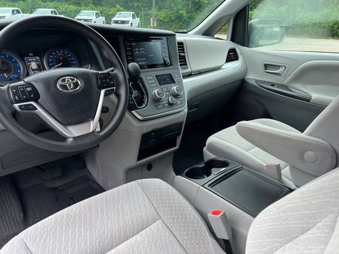 Used 2020 Toyota Sienna LE AWD/4WD image 18
