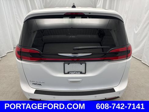 Used 2023 Chrysler Pacifica Touring-L FWD image 3