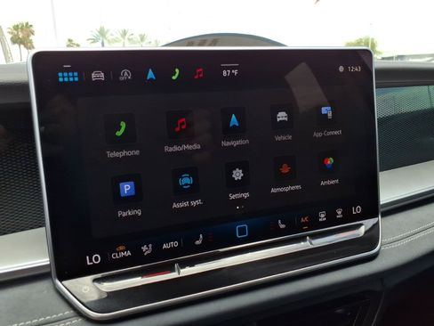 Certified 2025 Volkswagen Tiguan SE FWD image 27
