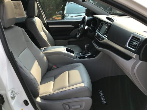 Used 2017 Toyota Highlander XLE w/ Carpet Mat Package AWD/4WD image 34