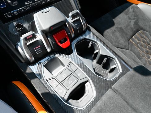 Used 2024 Lamborghini Urus Performante AWD/4WD image 28
