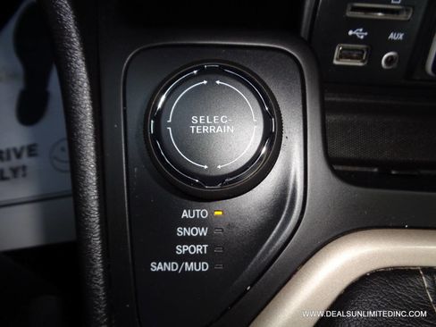 Used 2017 Jeep Cherokee Latitude w/ True North Edition AWD/4WD image 12