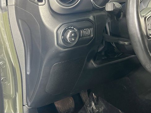 Used 2022 Jeep Gladiator Willys image 10